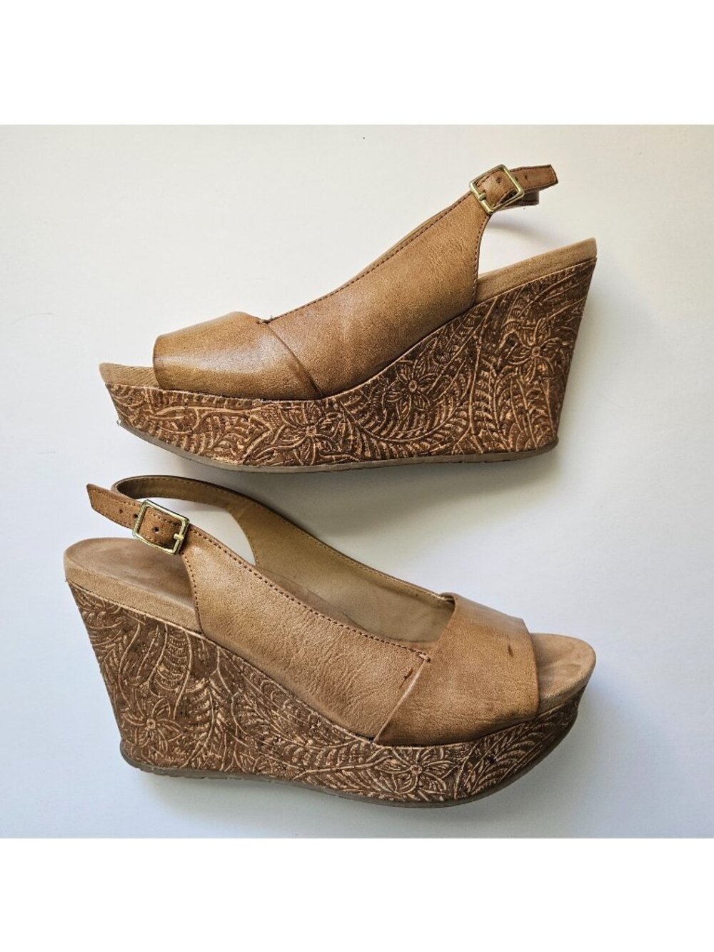 Women 7 1/2 Kenneth Cole Reaction 7 Pole- Arize Cognac emboss floral cork wedge - Picture 2 of 12